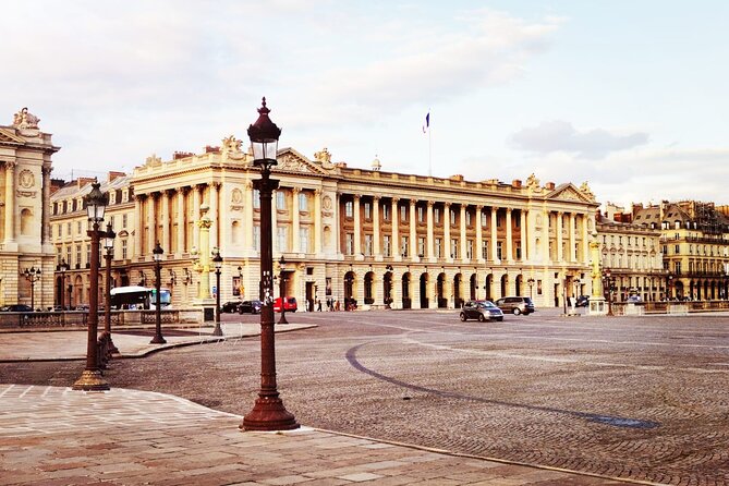 Private car with a driver in Paris 4-6 persons - Your Driver Waiting While You Shop and Handle Appointments