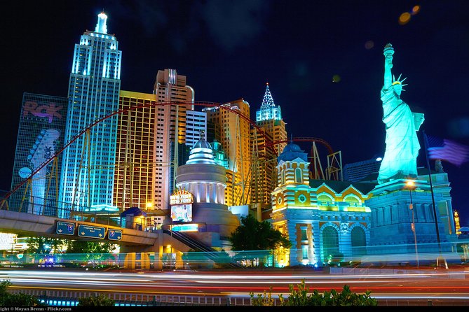 Private Roundtrip Transfer: To Las Vegas by Luxury Limo - The extras that matter (water, champagne, and comfort)