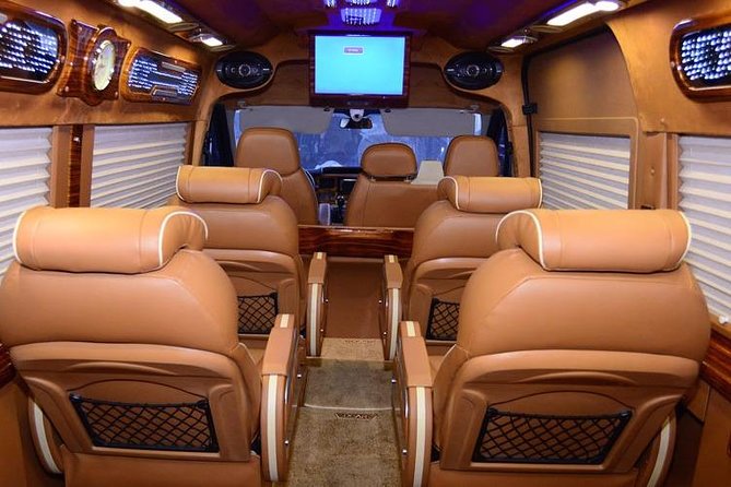Private Transfers Hanoi <=> Halong One Way by Limousine Vehicles - Comfort details: the extras that show up during a long transfer