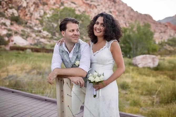 Red Rock Canyon Wedding by Private Limousine - Roses, Champagne, and the Photo Plan That Actually Matters