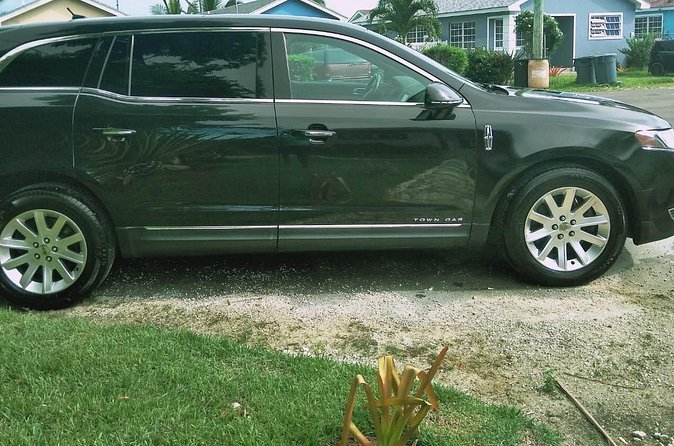 Round trip Airport Private Transfer (Nassau Limousine) - Comfort and the driver-as-local-factor