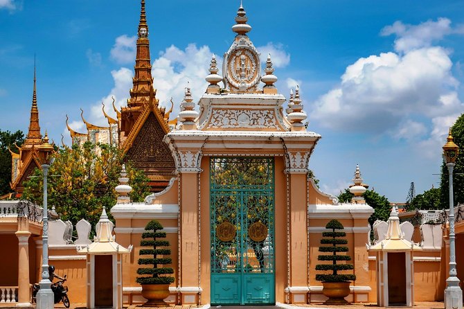 Siem Reap to Phnom Penh by Private Car or Minivan - Safety and driver behavior: slow and steady is the whole point