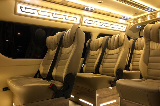 Singapore Arrival Ground Transfer in Limo-Bus - The 60-minute grace period: plan for delays, not hope