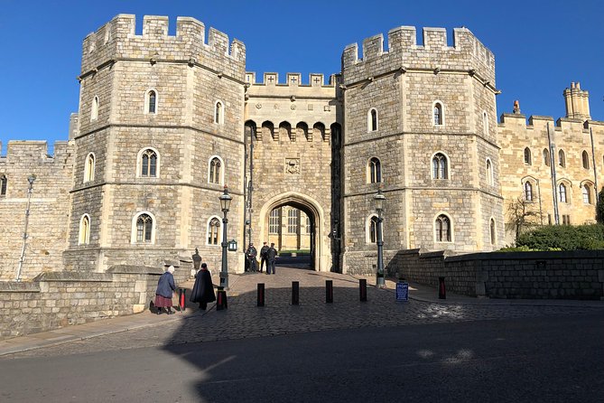 Windsor Castle and Eton College Private Car with Driver Guide - Eton College in 20 minutes: the photo-stop reality