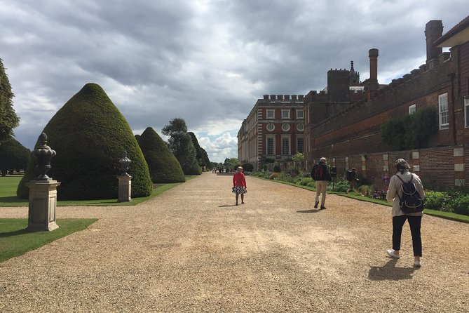 Windsor Castle and Hampton Court Private Car with Driver Guide - Which Guide Style Works Best for You (David and Peter as Examples)